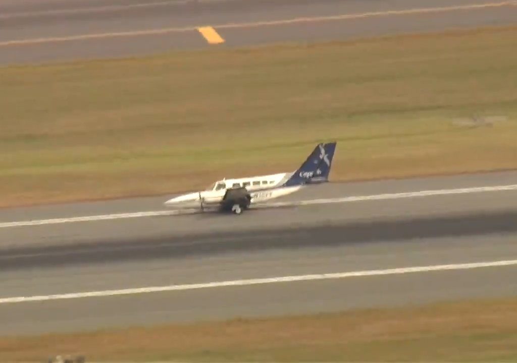 Avión aterriza sobre una sola rueda: video muestra la maniobra del héroe piloto