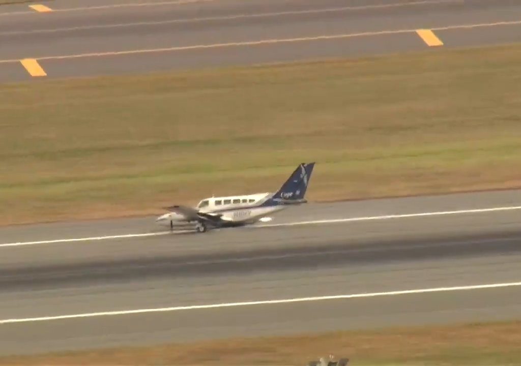 L'avion atterrit sur une seule roue : une vidéo montre la manœuvre du pilote héros