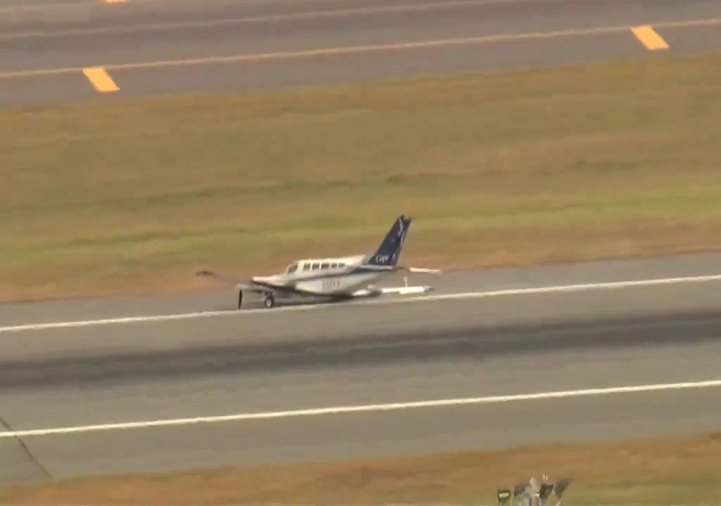 L'avion atterrit sur une seule roue : une vidéo montre la manœuvre du pilote héros