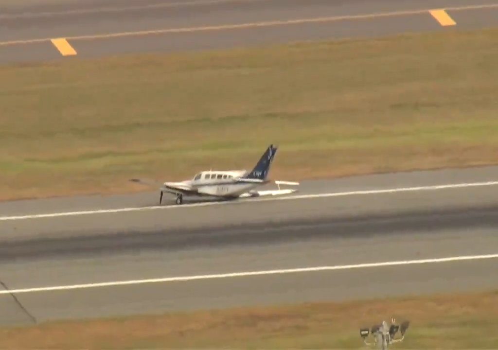 L'avion atterrit sur une seule roue : une vidéo montre la manœuvre du pilote héros