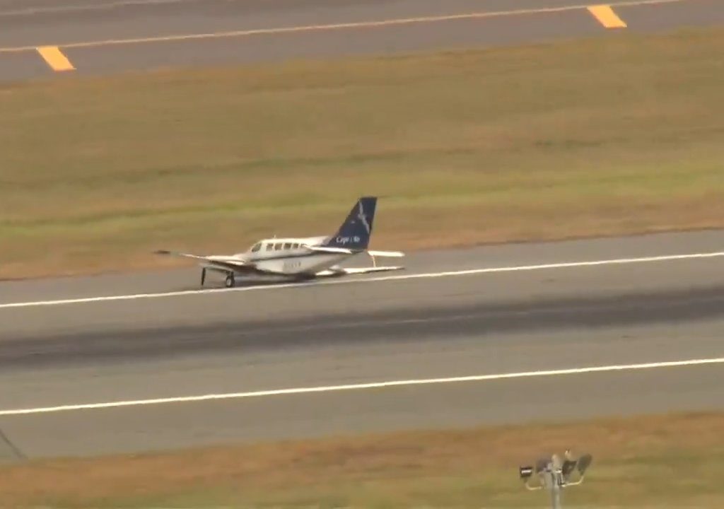 Avión aterriza sobre una sola rueda: video muestra la maniobra del héroe piloto