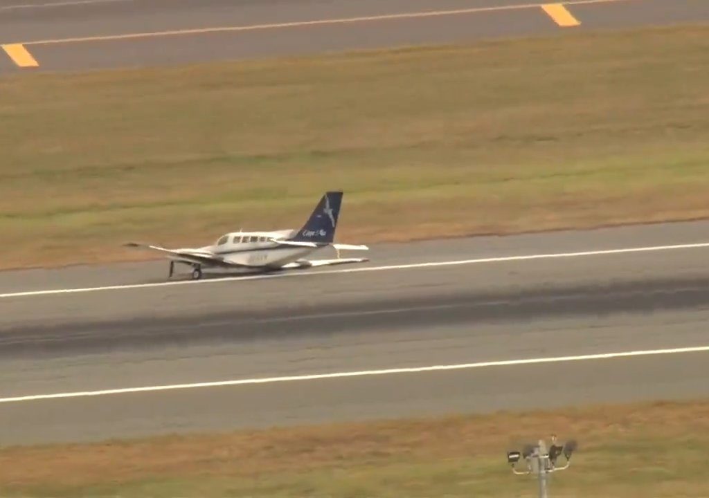 L'avion atterrit sur une seule roue : une vidéo montre la manœuvre du pilote héros