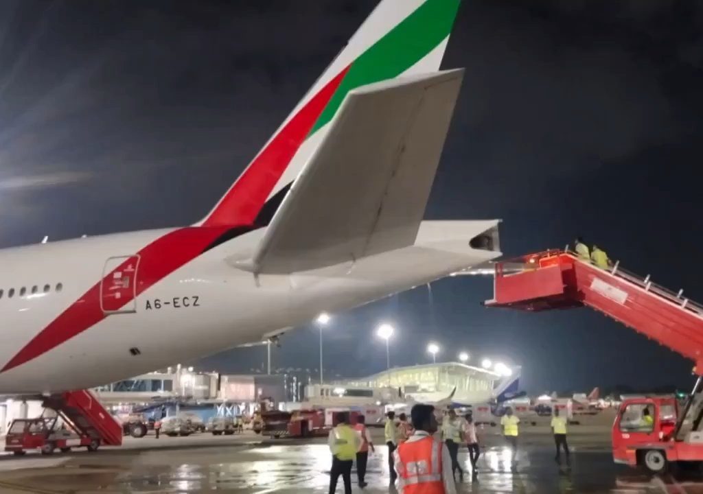 L'avion brûle pendant le ravitaillement mais les passagers sont obligés de monter à bord