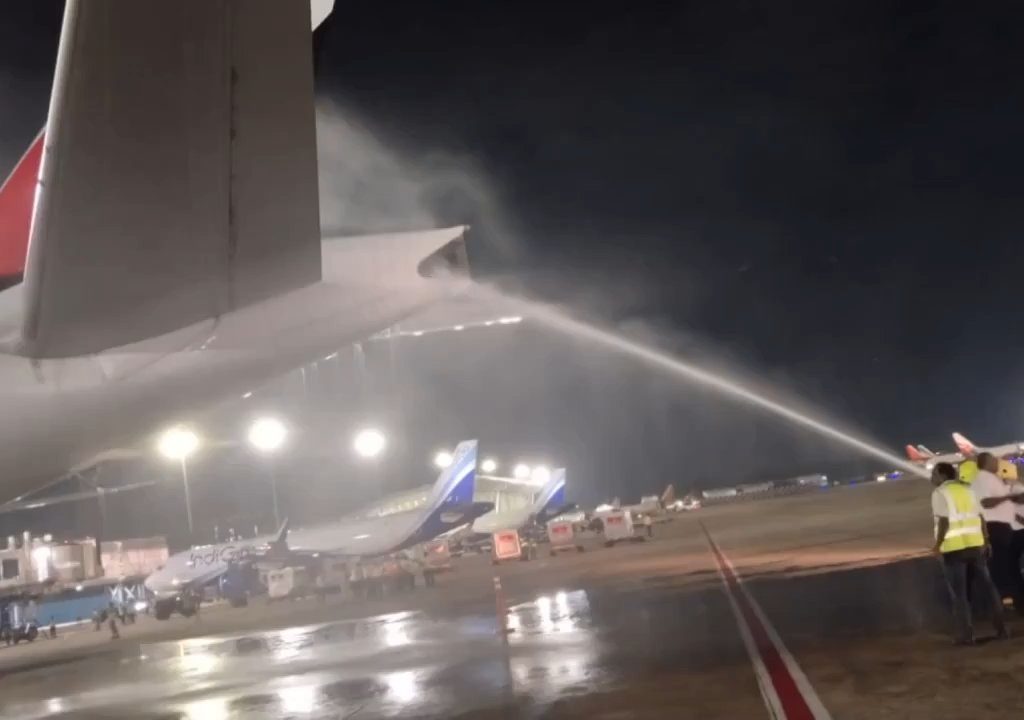 L'avion brûle pendant le ravitaillement mais les passagers sont obligés de monter à bord