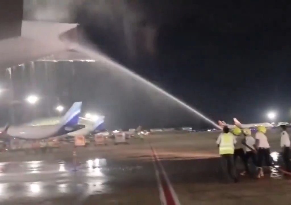 L'avion brûle pendant le ravitaillement mais les passagers sont obligés de monter à bord