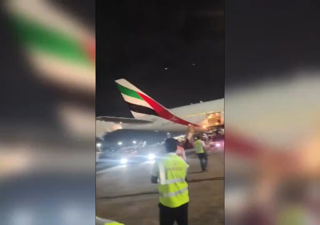 L'avion brûle pendant le ravitaillement mais les passagers sont obligés de monter à bord