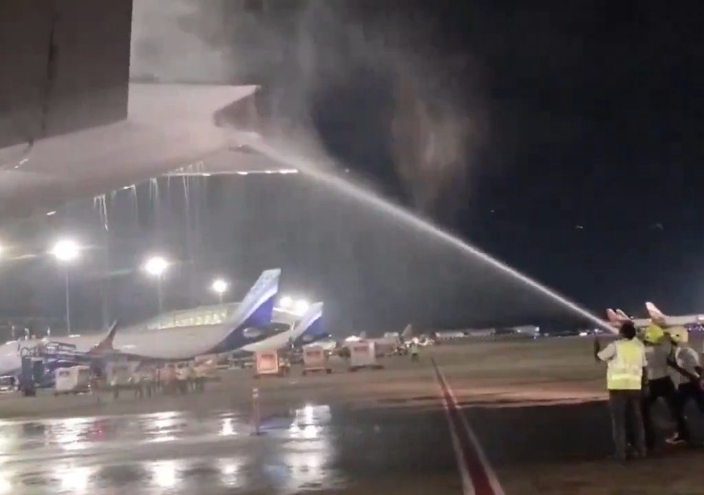 L'avion brûle pendant le ravitaillement mais les passagers sont obligés de monter à bord