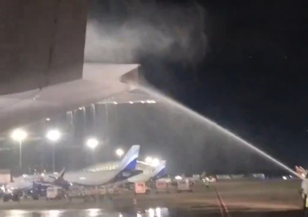 L'avion brûle pendant le ravitaillement mais les passagers sont obligés de monter à bord