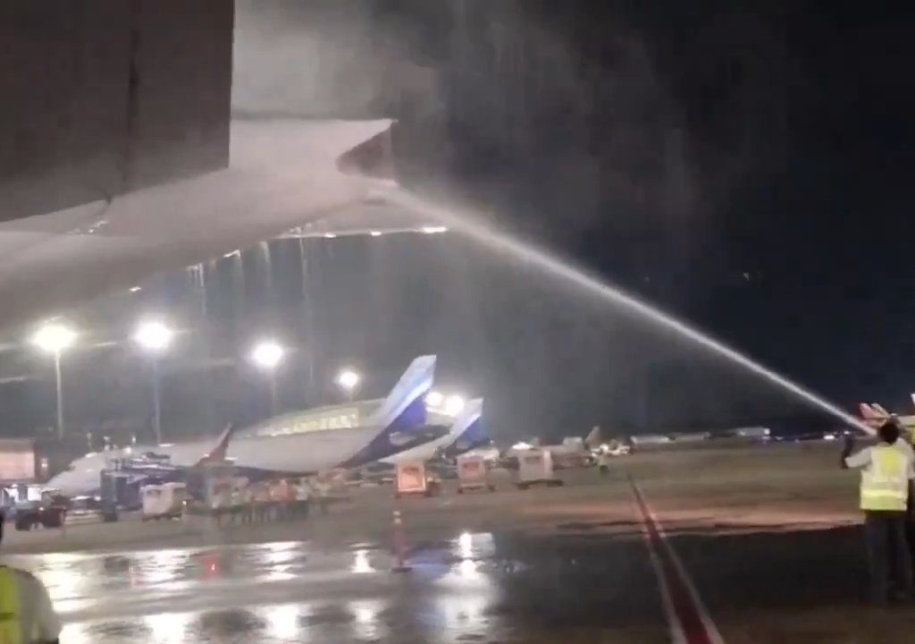 L'avion brûle pendant le ravitaillement mais les passagers sont obligés de monter à bord