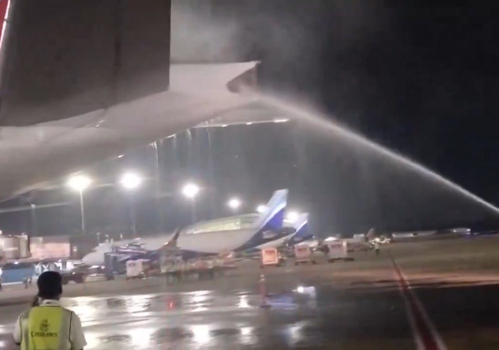 L'avion brûle pendant le ravitaillement mais les passagers sont obligés de monter à bord