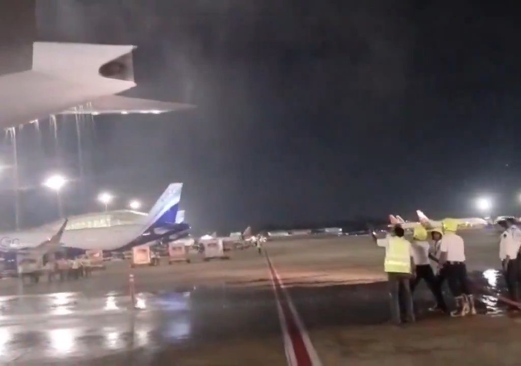 L'avion brûle pendant le ravitaillement mais les passagers sont obligés de monter à bord