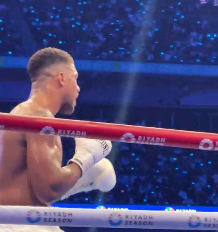 Anthony Joshua e la linguaccia prima del ko di Daniel Dubois: svelati i motivi del gesto