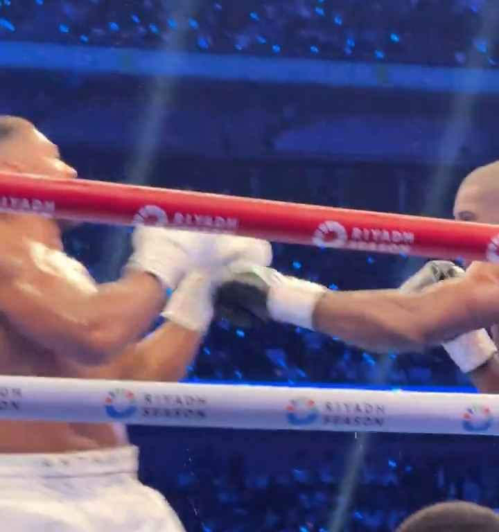 Anthony Joshua e la linguaccia prima del ko di Daniel Dubois: svelati i motivi del gesto