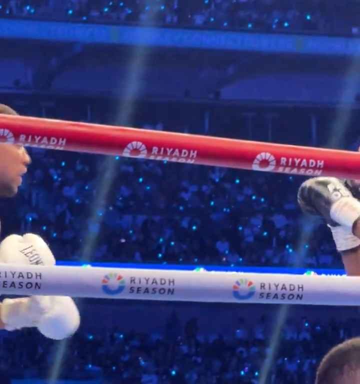 Anthony Joshua e la linguaccia prima del ko di Daniel Dubois: svelati i motivi del gesto