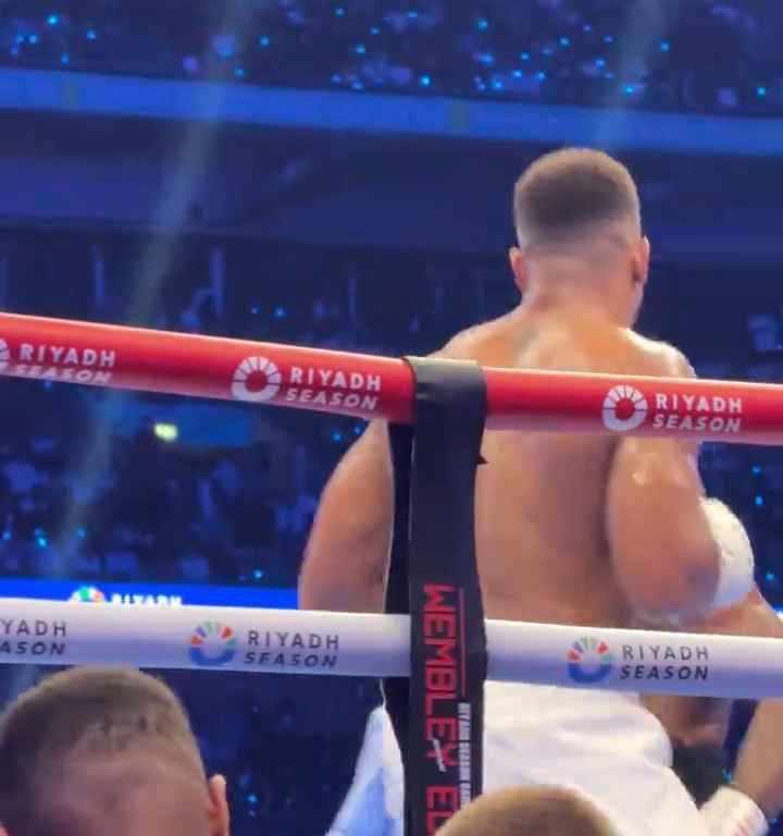 Anthony Joshua e la linguaccia prima del ko di Daniel Dubois: svelati i motivi del gesto