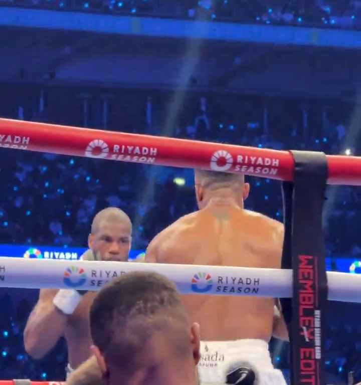 Anthony Joshua e la linguaccia prima del ko di Daniel Dubois: svelati i motivi del gesto