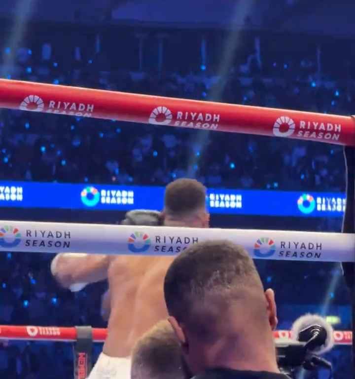 Anthony Joshua e la linguaccia prima del ko di Daniel Dubois: svelati i motivi del gesto