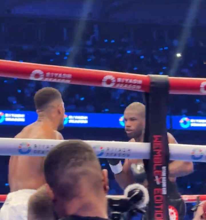 Anthony Joshua e la linguaccia prima del ko di Daniel Dubois: svelati i motivi del gesto