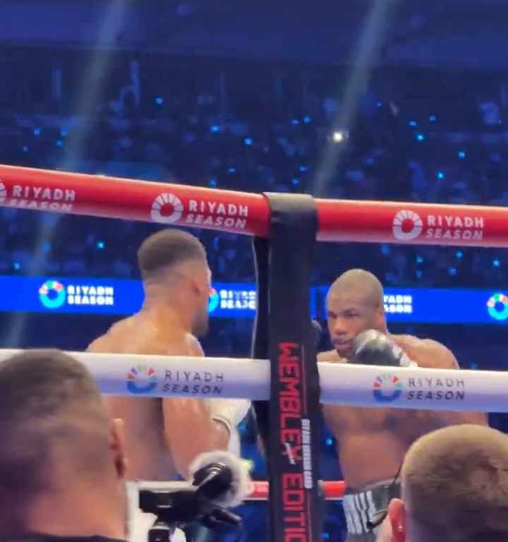 Anthony Joshua e la linguaccia prima del ko di Daniel Dubois: svelati i motivi del gesto