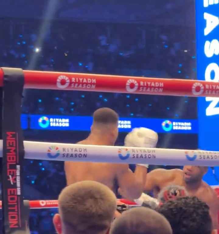 Anthony Joshua e la linguaccia prima del ko di Daniel Dubois: svelati i motivi del gesto