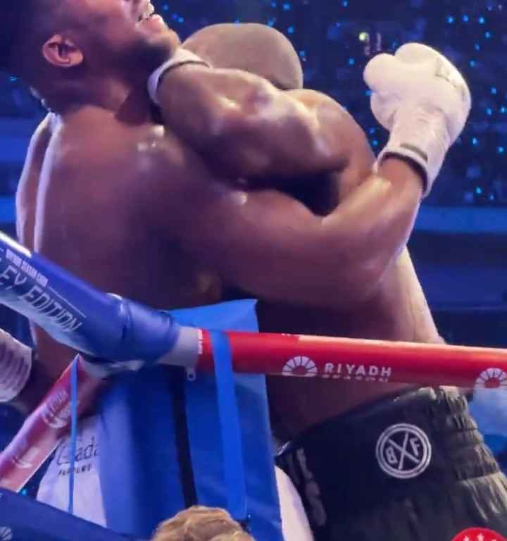 Anthony Joshua e la linguaccia prima del ko di Daniel Dubois: svelati i motivi del gesto