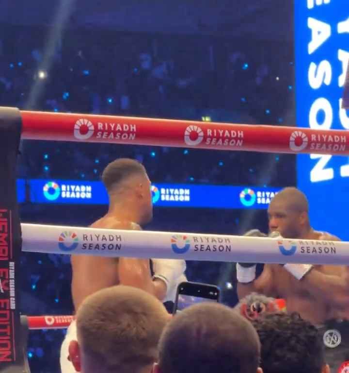 Anthony Joshua e la linguaccia prima del ko di Daniel Dubois: svelati i motivi del gesto