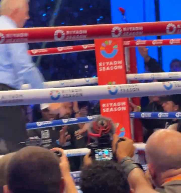 Anthony Joshua e la linguaccia prima del ko di Daniel Dubois: svelati i motivi del gesto