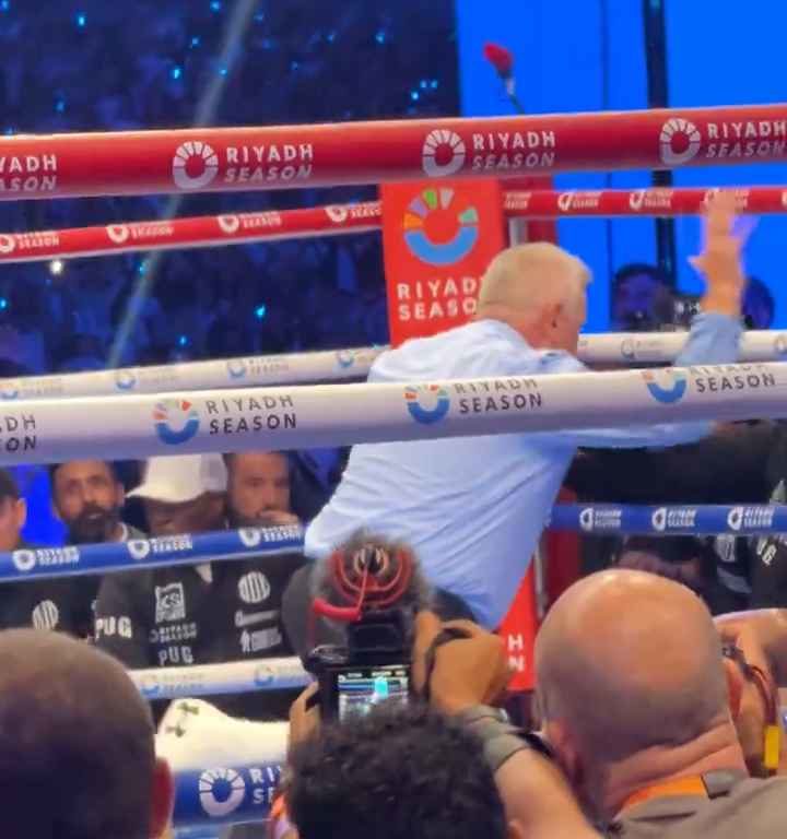 Anthony Joshua e la linguaccia prima del ko di Daniel Dubois: svelati i motivi del gesto