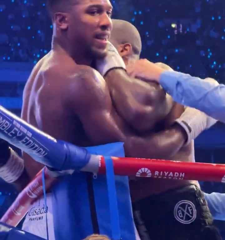 Anthony Joshua e la linguaccia prima del ko di Daniel Dubois: svelati i motivi del gesto