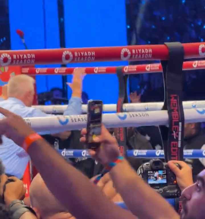 Anthony Joshua e la linguaccia prima del ko di Daniel Dubois: svelati i motivi del gesto