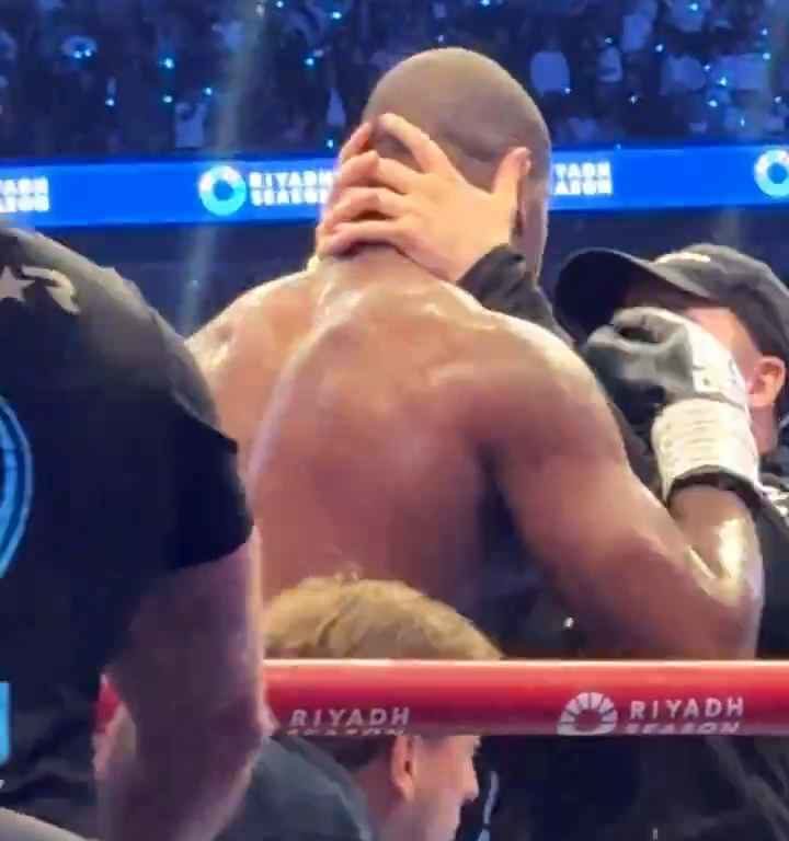 Anthony Joshua e la linguaccia prima del ko di Daniel Dubois: svelati i motivi del gesto