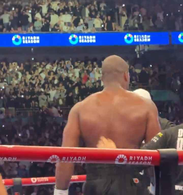 Anthony Joshua e la linguaccia prima del ko di Daniel Dubois: svelati i motivi del gesto