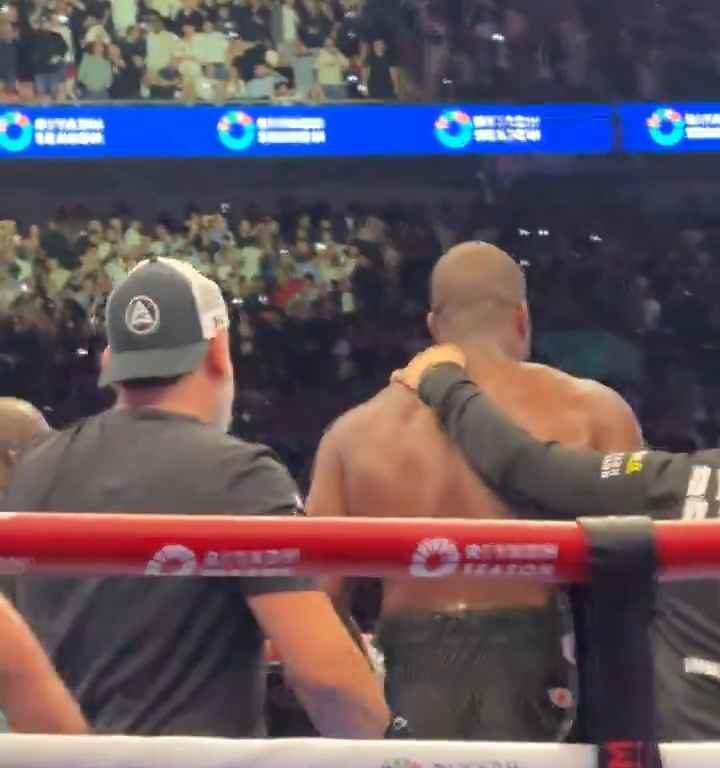 Anthony Joshua e la linguaccia prima del ko di Daniel Dubois: svelati i motivi del gesto