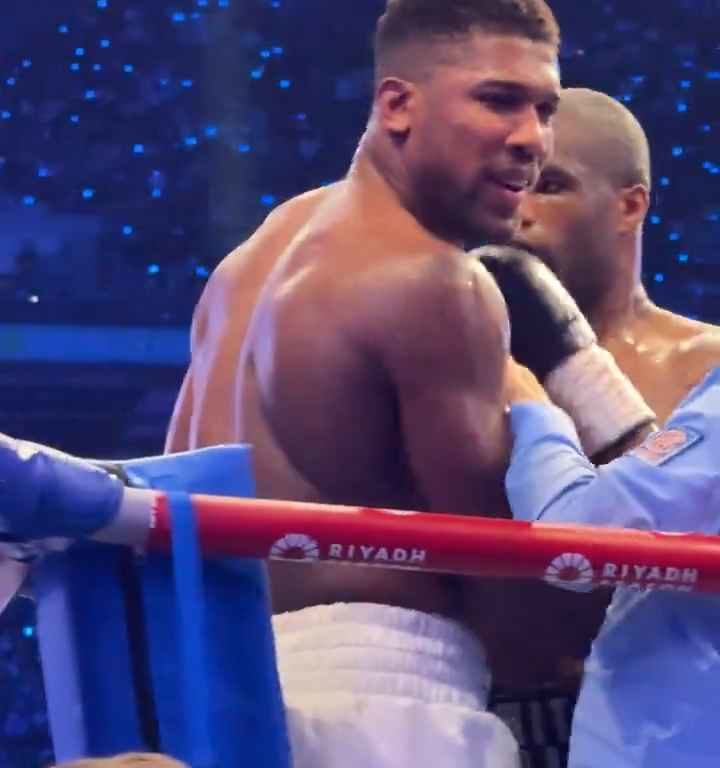 Anthony Joshua e la linguaccia prima del ko di Daniel Dubois: svelati i motivi del gesto