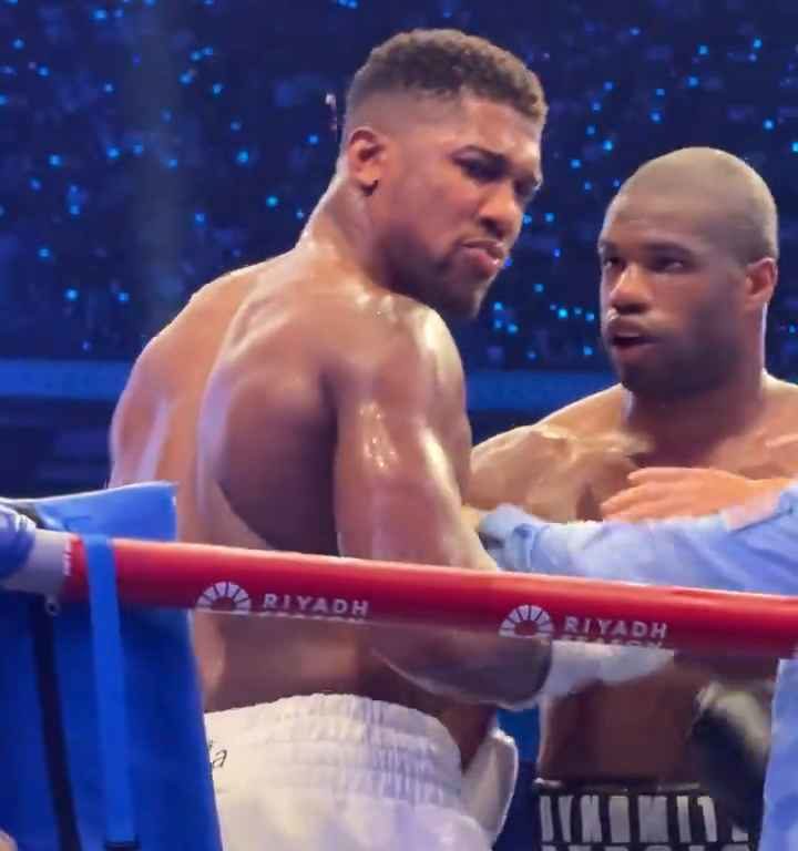 Anthony Joshua e la linguaccia prima del ko di Daniel Dubois: svelati i motivi del gesto