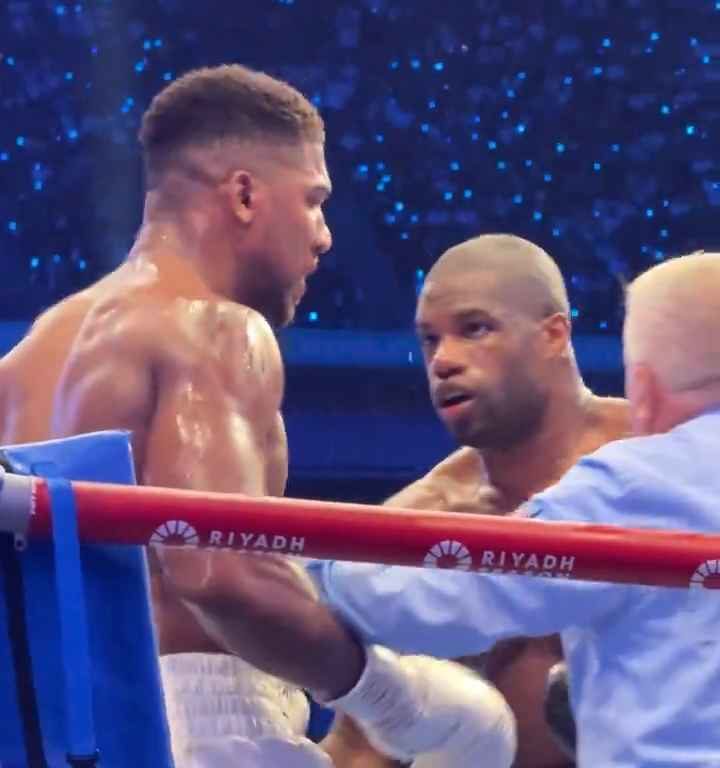 Anthony Joshua e la linguaccia prima del ko di Daniel Dubois: svelati i motivi del gesto