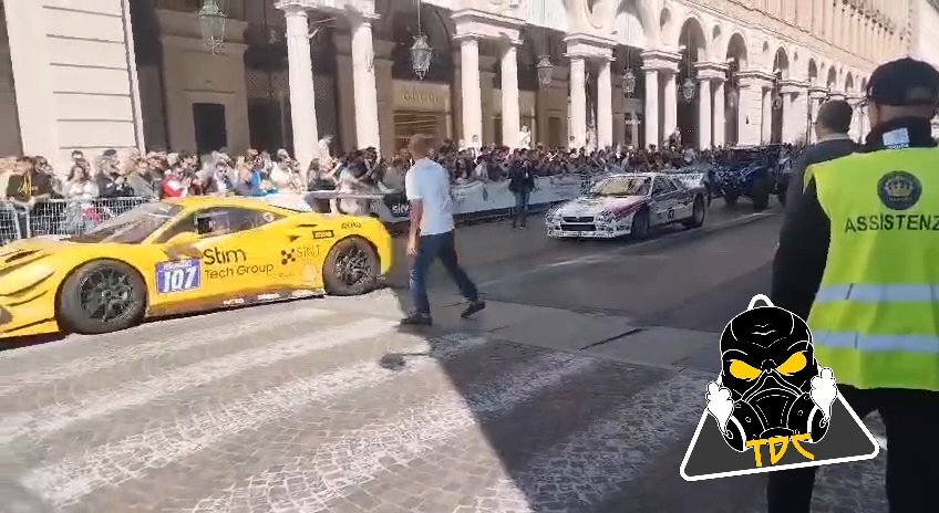 Auto sulla folla al Salone di Torino 2024: video shock