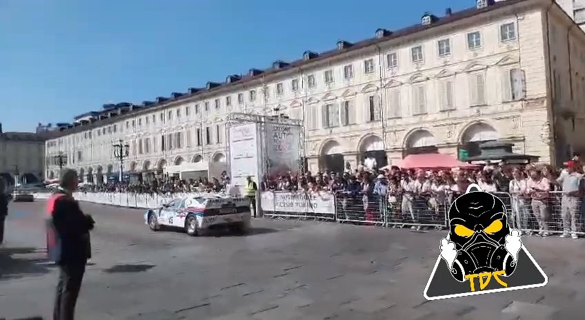 Auto sulla folla al Salone di Torino 2024: video shock