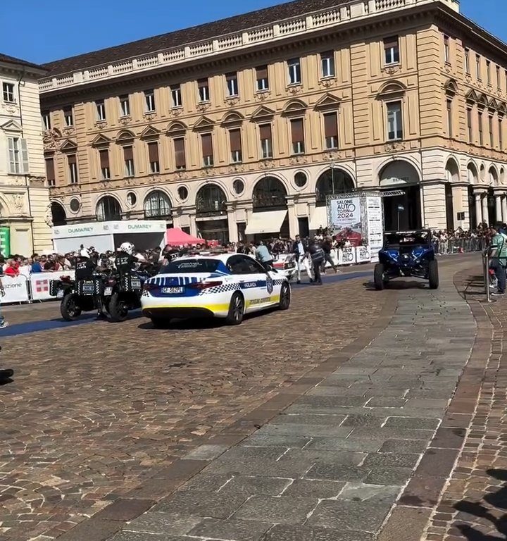 Auto sulla folla al Salone di Torino 2024: video shock