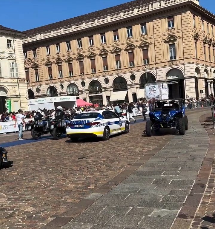 Auto sulla folla al Salone di Torino 2024: video shock