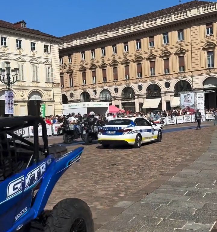 Auto sulla folla al Salone di Torino 2024: video shock