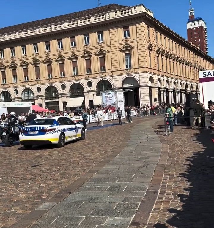 Auto sulla folla al Salone di Torino 2024: video shock