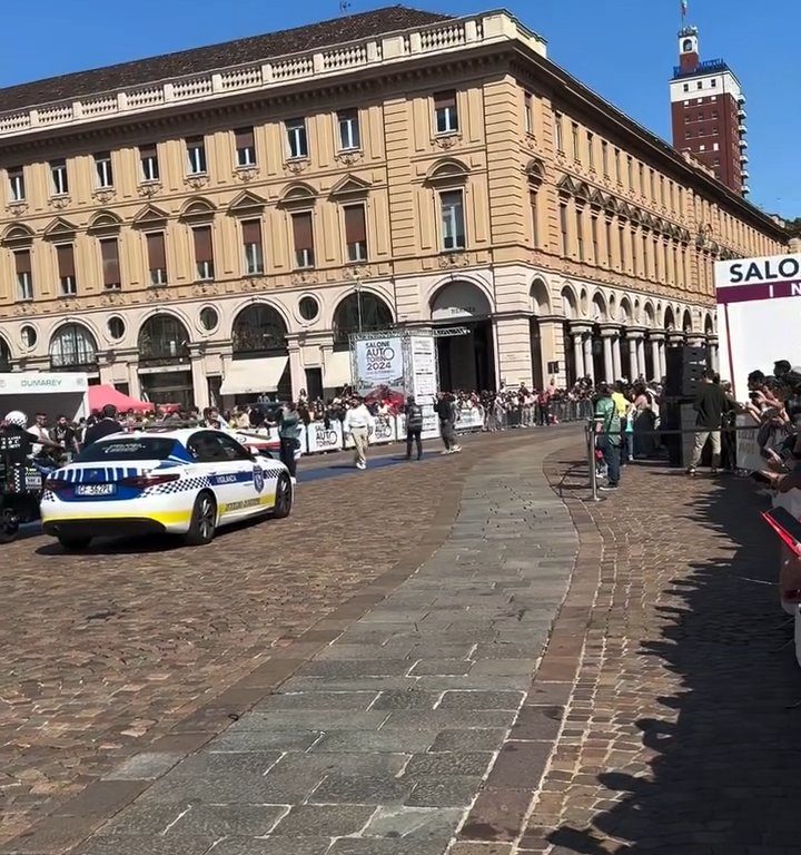 Auto sulla folla al Salone di Torino 2024: video shock