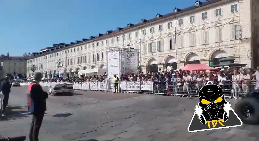 Auto sulla folla al Salone di Torino 2024: video shock