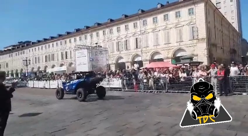 Auto sulla folla al Salone di Torino 2024: video shock