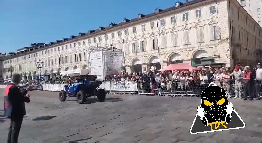 Auto sulla folla al Salone di Torino 2024: video shock