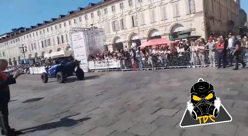 Auto sulla folla al Salone di Torino 2024: video shock