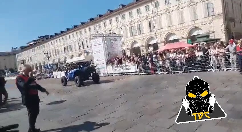 Auto sulla folla al Salone di Torino 2024: video shock