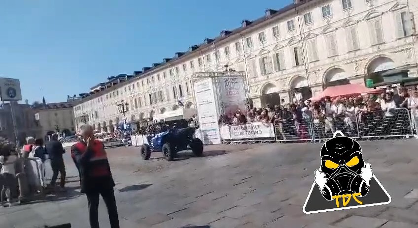 Auto sulla folla al Salone di Torino 2024: video shock