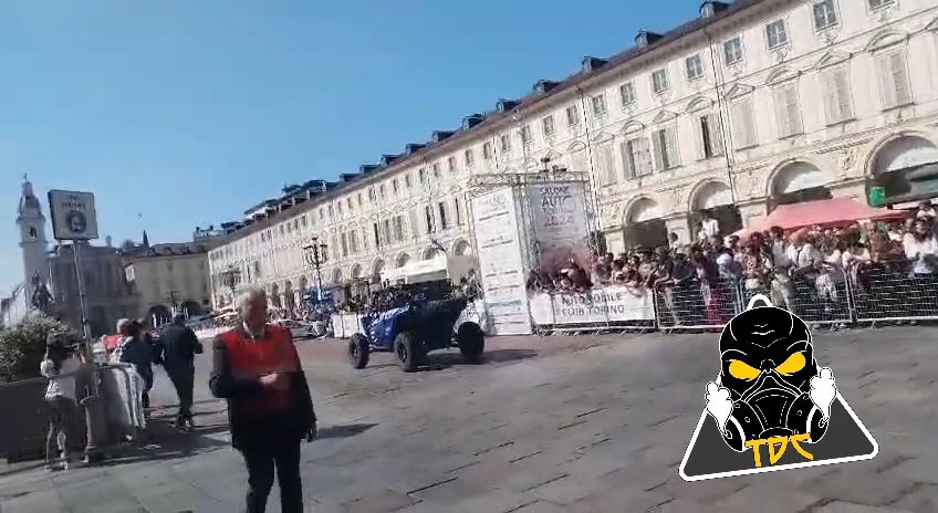 Auto sulla folla al Salone di Torino 2024: video shock